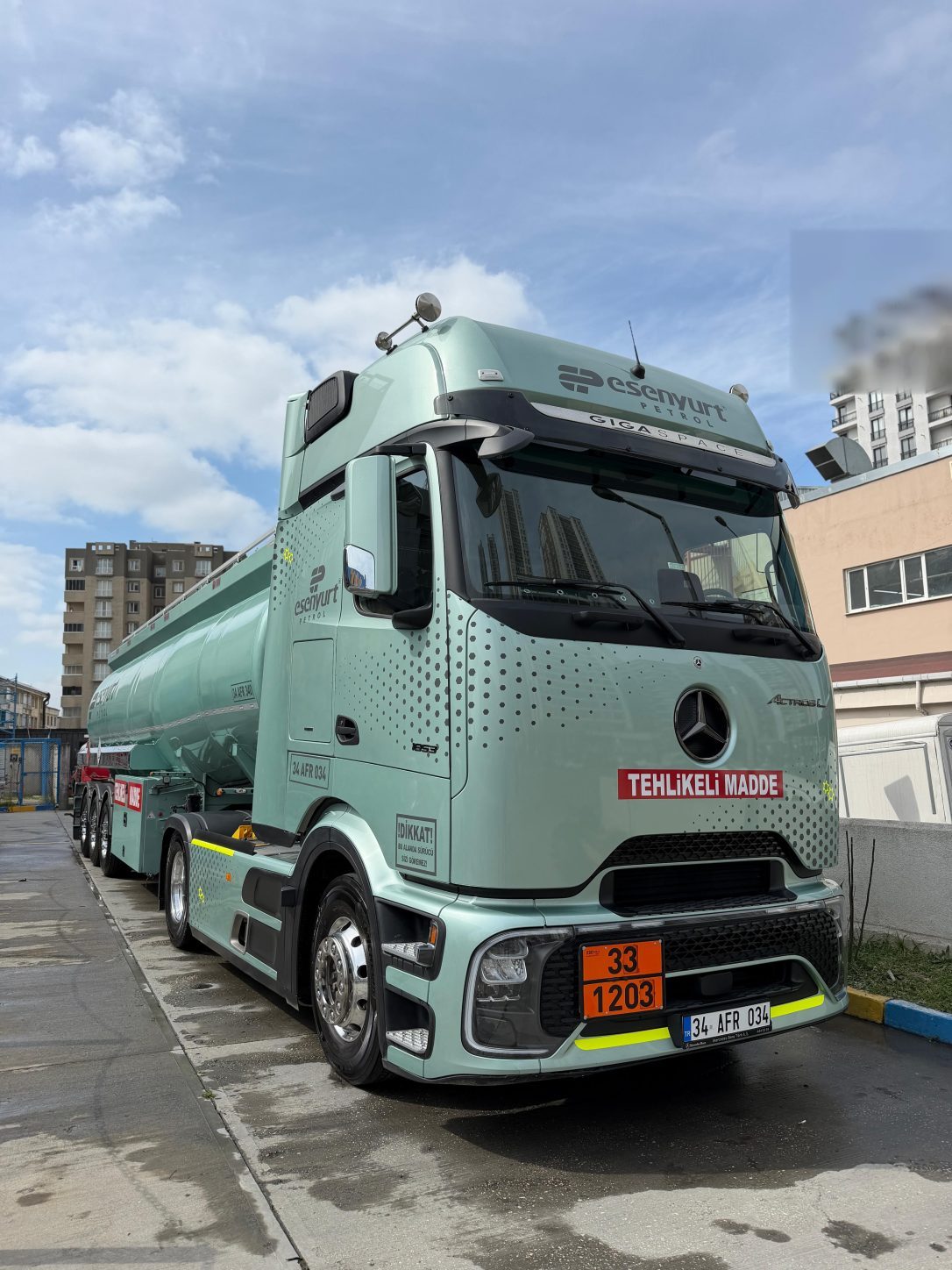 Esenyurt Petrol yazılı ADR’li akaryakıt tankerlerimiz — önde çekici, arkada ikinci tanker