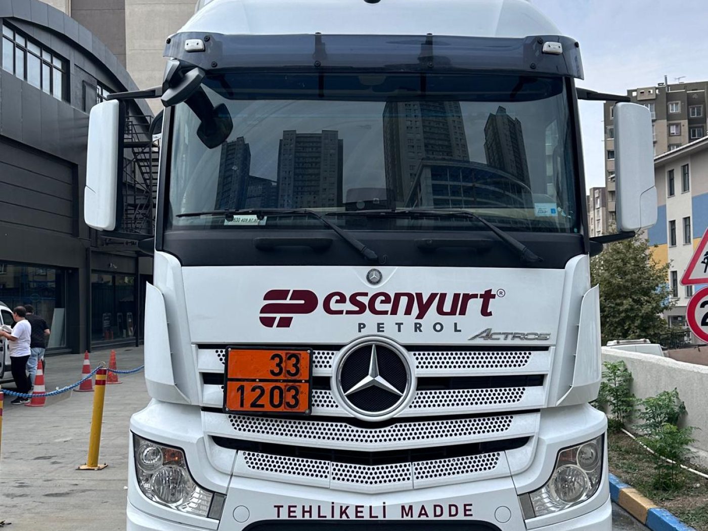 Esenyurt Petrol yazılı beyaz çekicimiz — önden görünüm