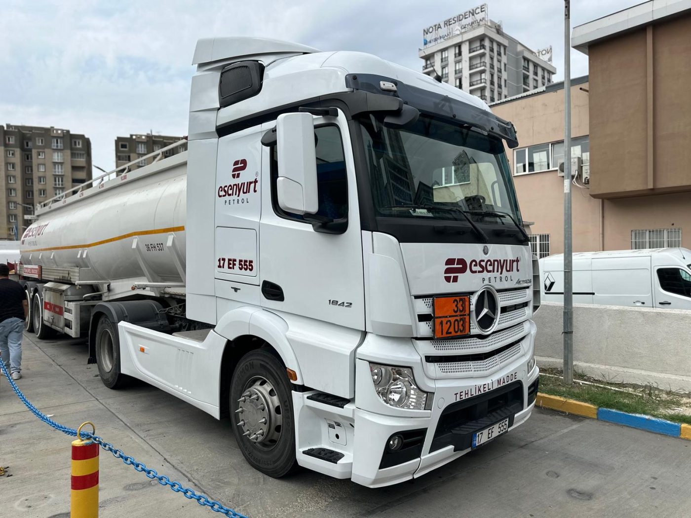 Esenyurt Petrol yazılı beyaz çekicimiz ve ADR’li tankerimiz — yandan görünüm