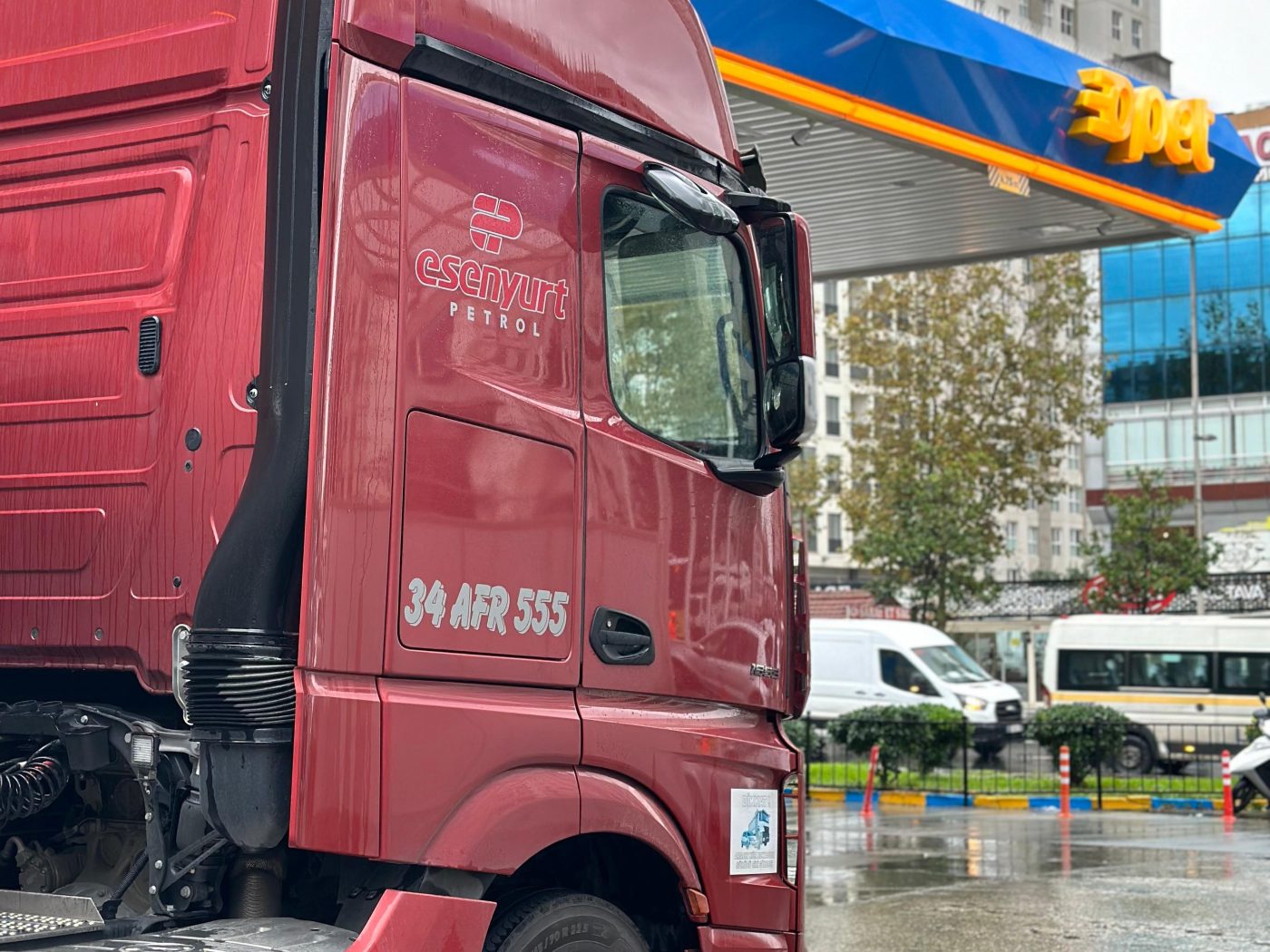 Esenyurt Petrol yazılı bordo çekicimiz istasyon kanopisi altında