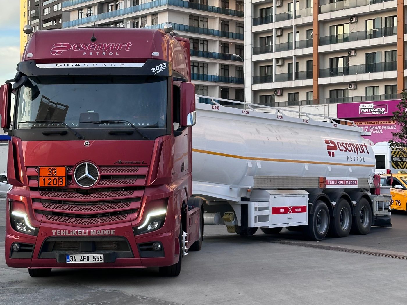 Esenyurt Petrol yazılı bordo çekicimiz ve tanker dorse — önden görünüm