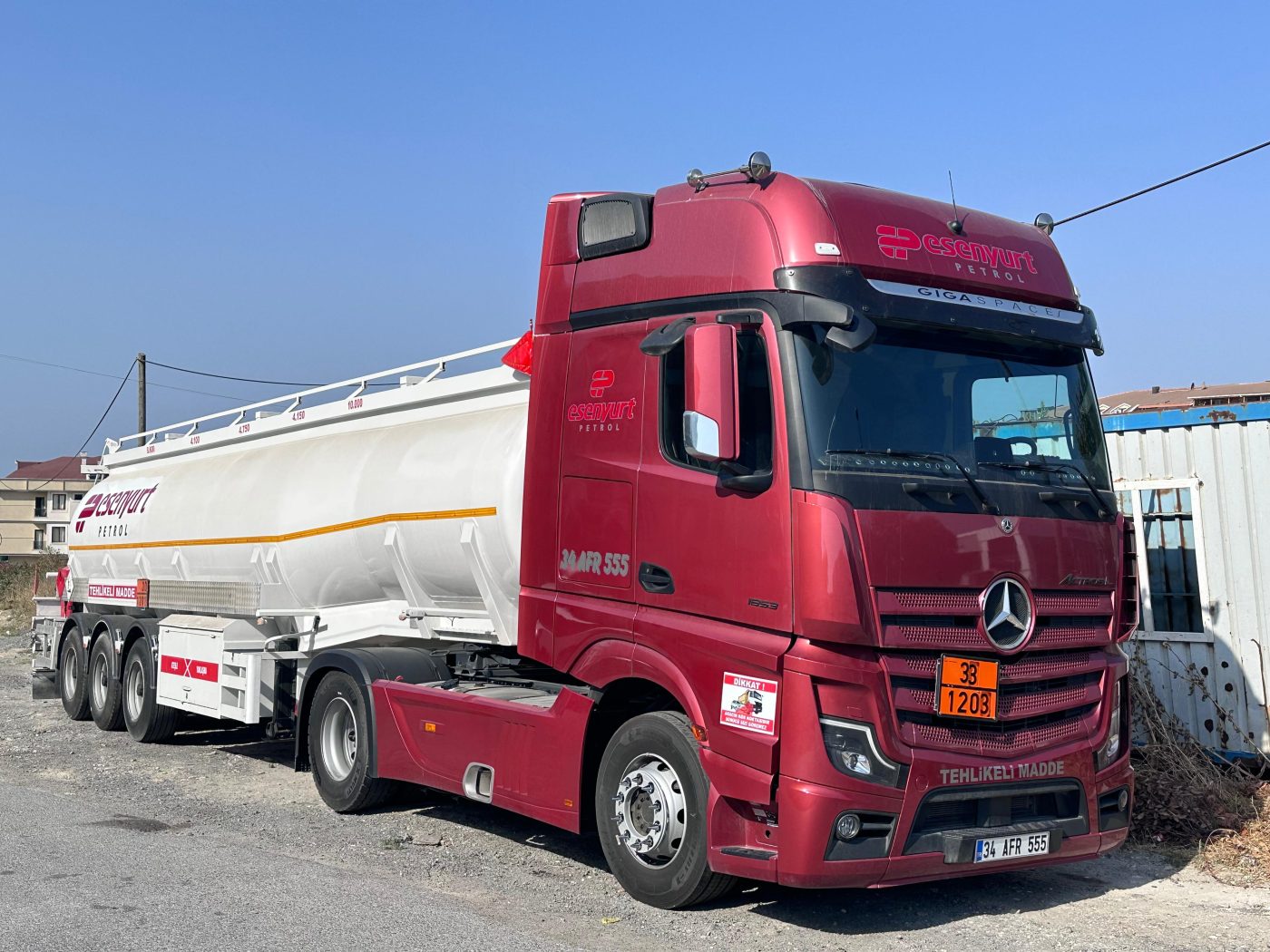 Esenyurt Petrol yazılı bordo çekicimiz ve ADR’li tankerimiz — yandan görünüm