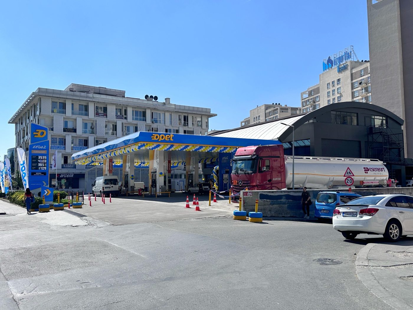 Esenyurt Petrol istasyonu — gün içinde sevkiyat ve müşteri trafiği