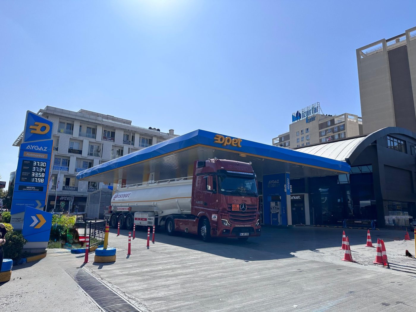 Esenyurt Petrol istasyonu — kanopi altında ADR’li tankerimiz