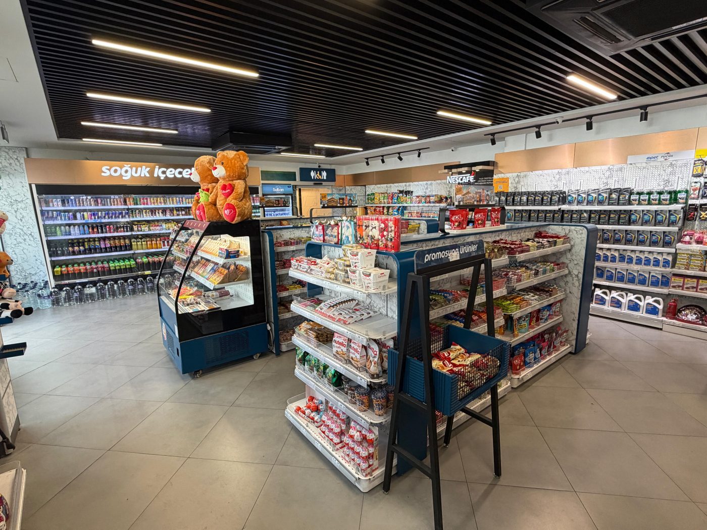 İstasyon marketi — soğuk içecek dolapları