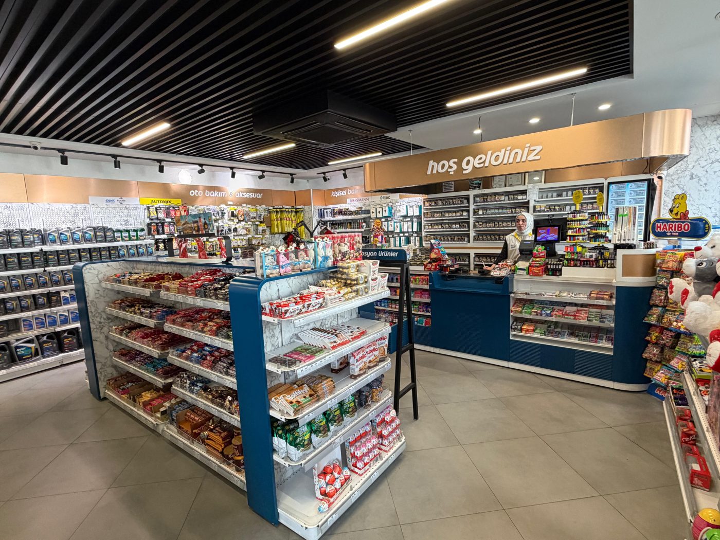 İstasyon marketi — kasa ve karşılama bölümü