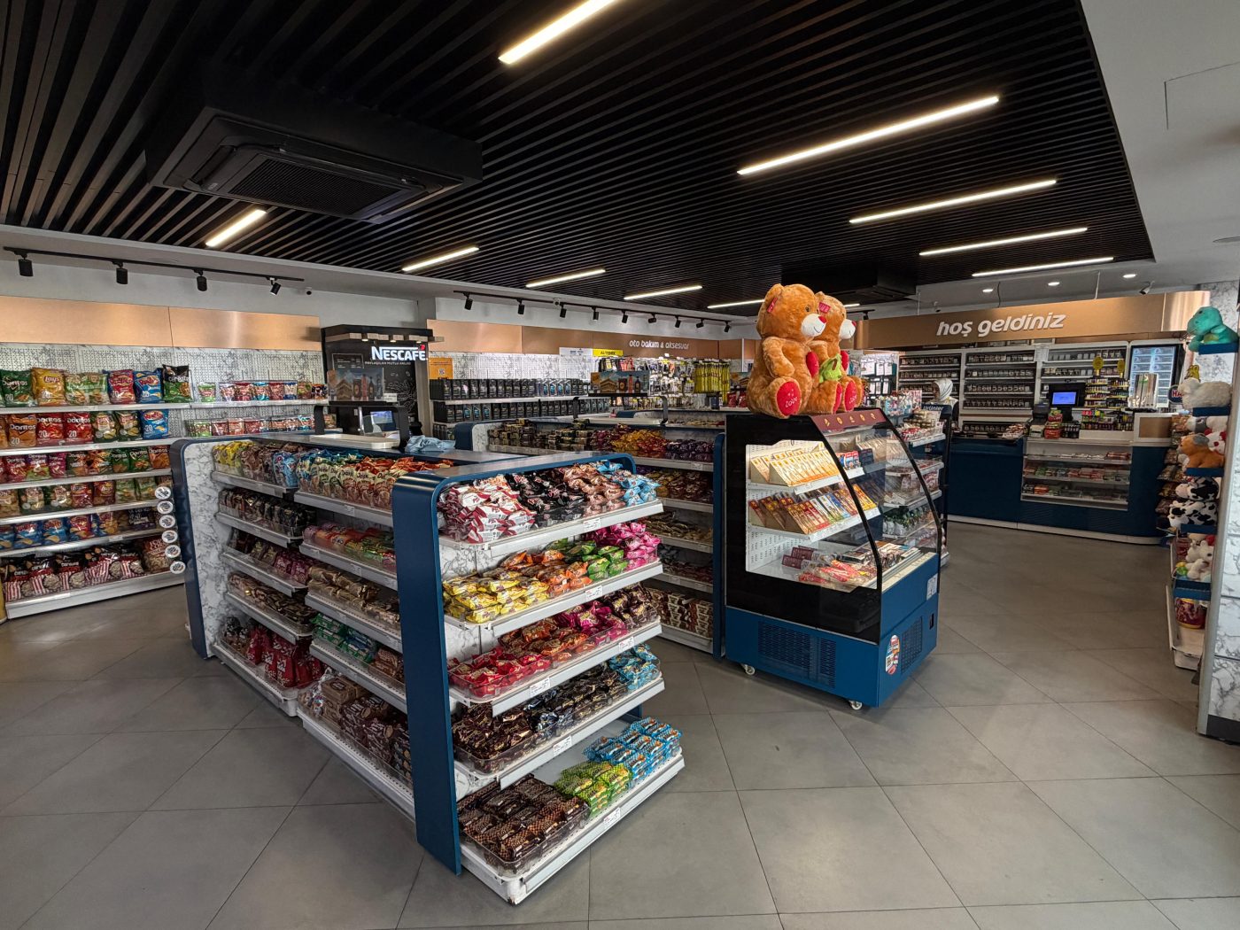 İstasyon marketi — gıda ve atıştırmalık reyonları